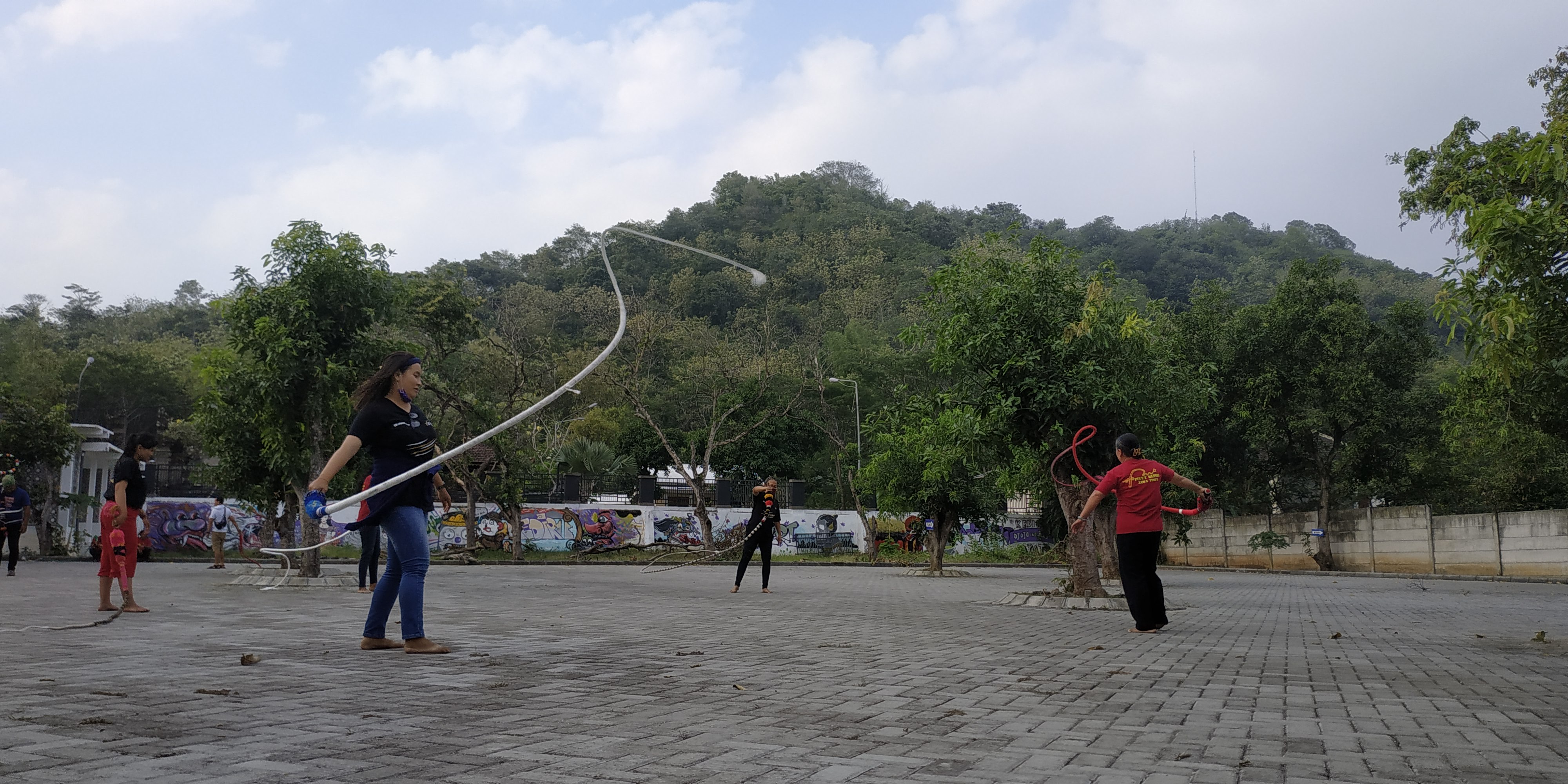 Pelaku seni pecut Kediri berlatih di kaki Gunung Klotok ( Fendi Plesmana /Ngopibareng.id)