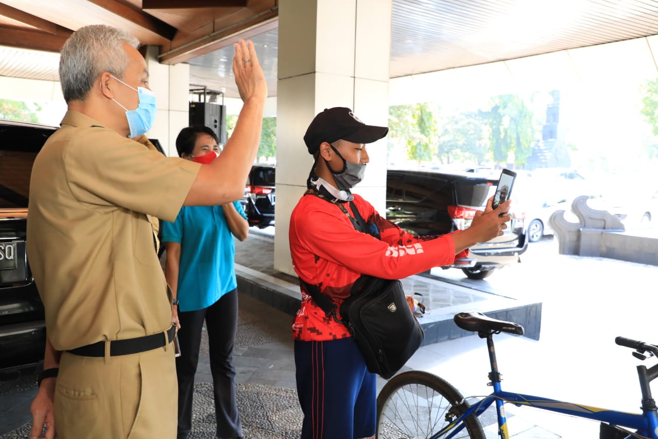 Gubernur Ganjar Pranowo menemui peseda dari SMK Kesatrian Purwokerto di lobby kantor, Senin, 20 Juli 2020. (Foto: Ist/Ngopibareng.id) 