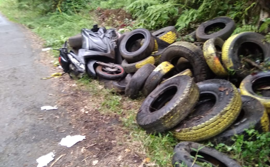 Posisi sepeda motor korban sesaat setelah mengalami kecelakaan (foto: Istimewa)