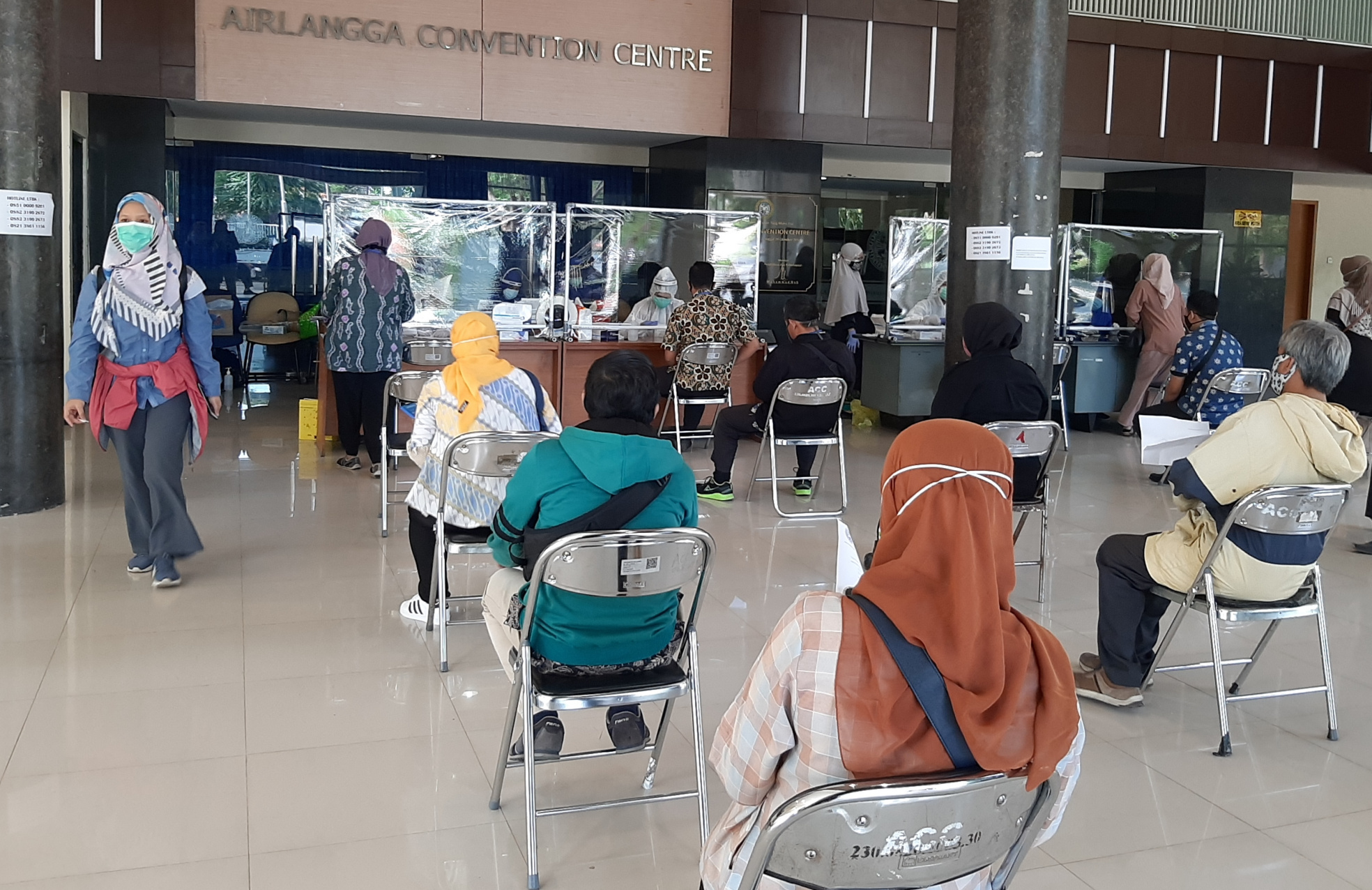 Peserta UTBK melakukan rapid test di Universitas Airlangga. (Foto: Pita Sari/Ngopibareng.id)