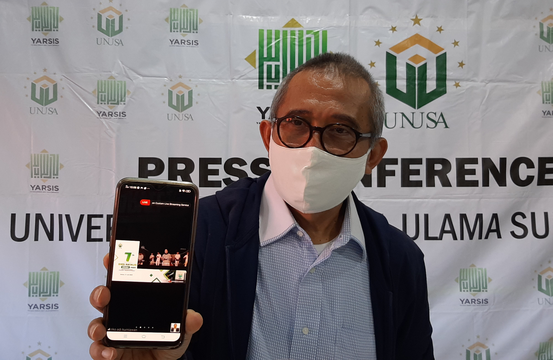 Rektor Unusa Prof Dr Ir Achmad Jazidie, M.Eng saat menunjukan Dies Natalis Unusa yang akan dilakukan secara live streaming. (Foto: Pita Sari/Ngopibareng.id)