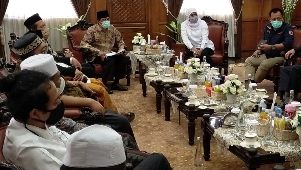 Gubernur Jawa Timur Khofifah Indar Parawansa ketika menemui pengurus LPD Jatim dan beberapa pengasuh pondok pesantren di Kantor Gubernur Jatim, Surabaya, Senin 20 Juli 2020. (Foto: Dok. Pemprov)