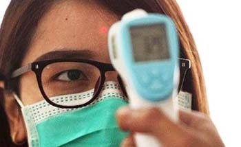 Thermo gun memantau suhu tubuh. (Foto:Senayan)