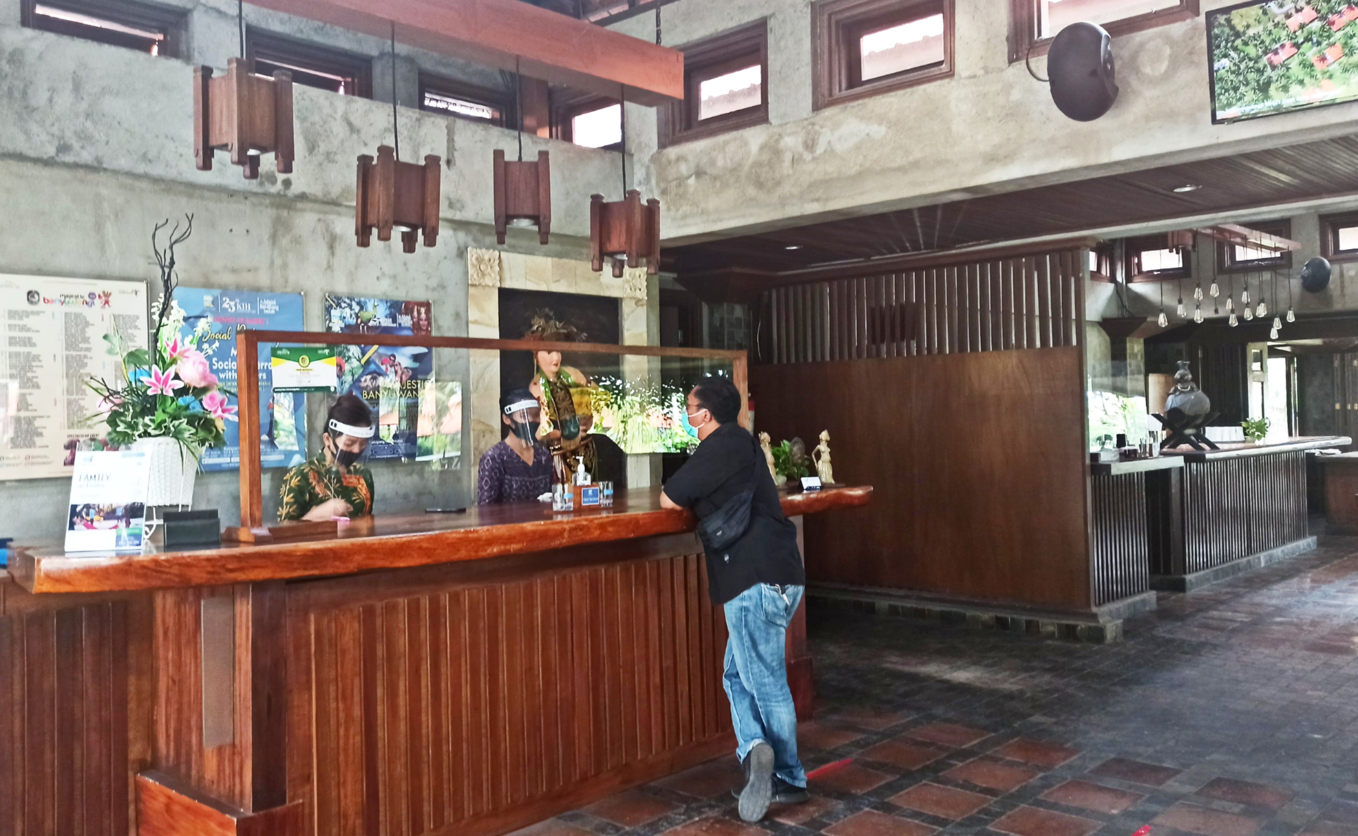 Suasana di salah satu lobi hotel berbintang di Banyuwangi. (Foto: Muh Hujaini/Ngopibareng.id)