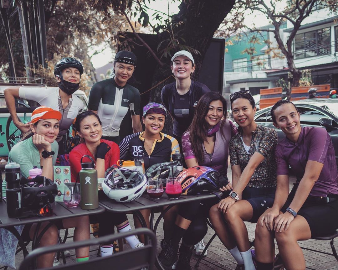 Luna Maya (kiri), Nirina Zubir (tiga kiri) bersama beberapa anggota Women Cycling Community (WCC) Nusantara usai bersepeda. (Foto: Instagram @tabbysumendap)