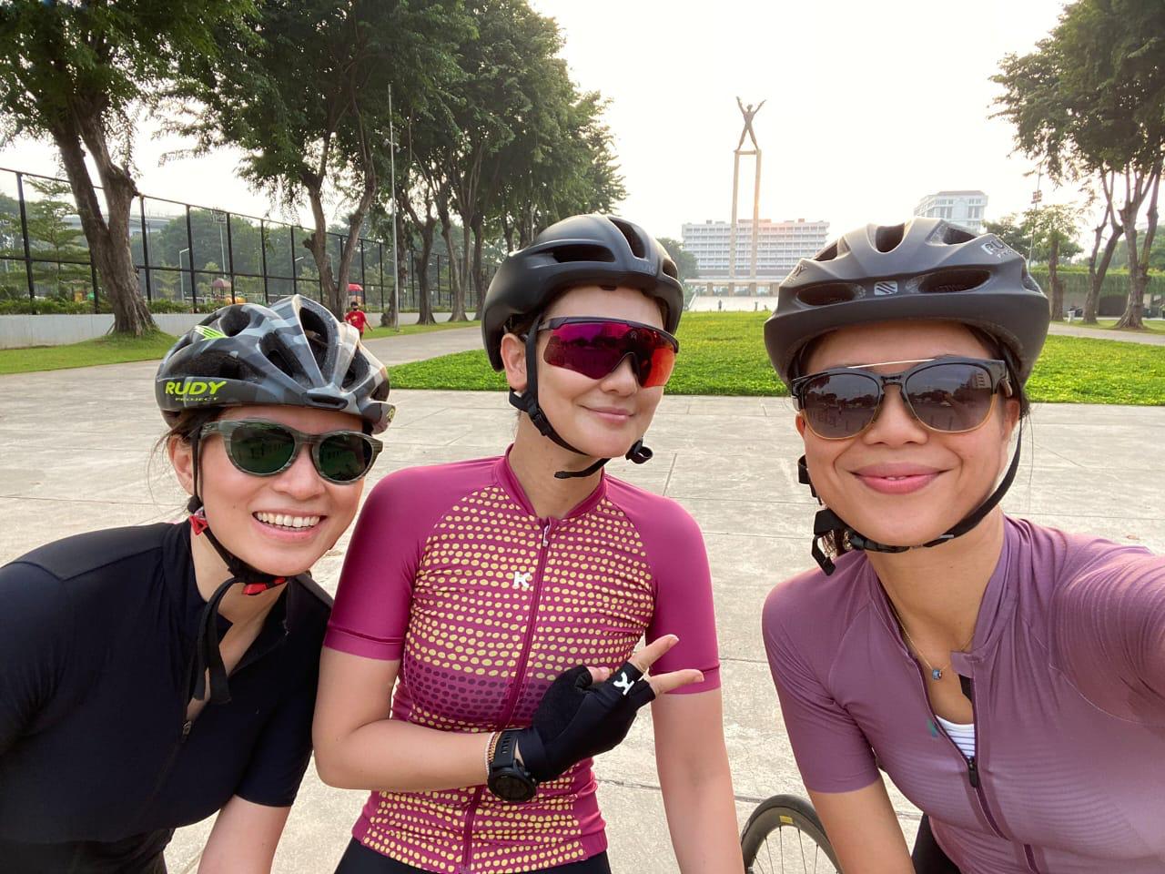 Tabitha Sumendap, founder Women Cycling Community (WCC) Nusantara, bersama Luna Maya (tengah). (Foto: Instagram @tabbysumendap)