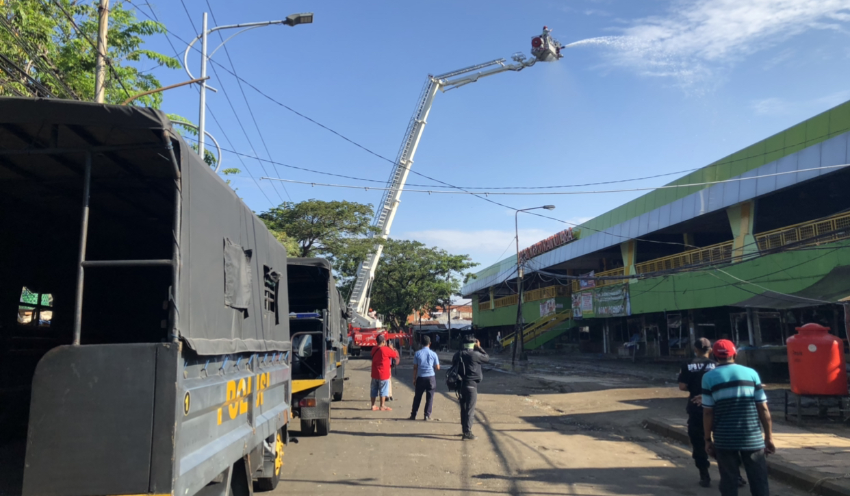 Proses penyemprotan desinfektan yang dilakuka oleh Damkar Kota Surabaya, Selasa 21 Juli 2020. (Foto: Andhi Dwi/Ngopibareng.id)