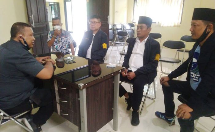 Tim bakal pasangan calon (Bapaslon) perseorangan atau independen M Yasin-Gunawan pada Pilkada surabaya 2020 saat di Bawaslu, Selasa 21 Juli 2020. (Foto: Alief Sambogo/Ngopibareng.id)