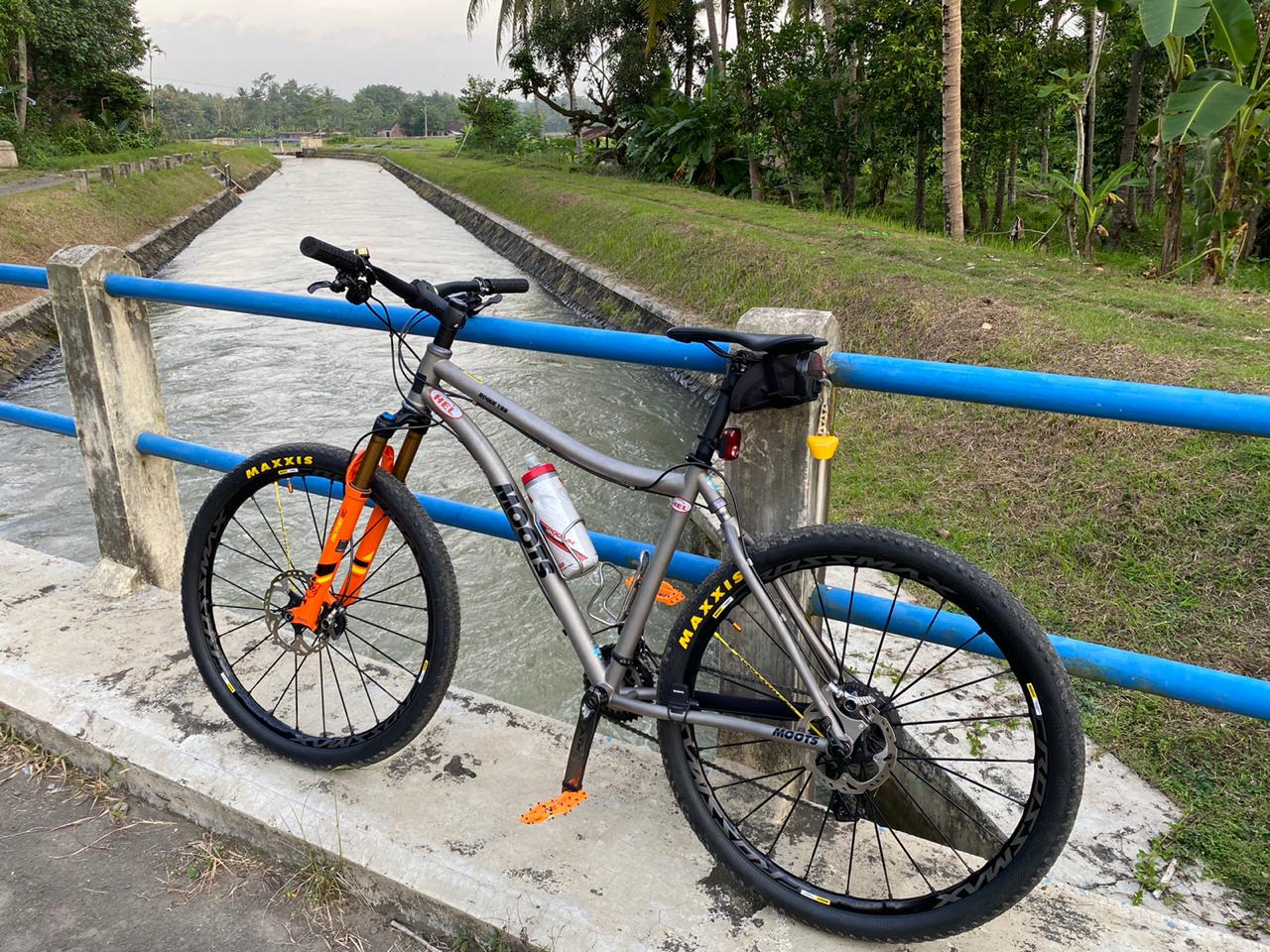 Contoh mountain bike atau MTB atau sepeda gunung. Sepeda ini menggunakan ban yang besar dan bertapak kasar. (Foto: Istimewa)