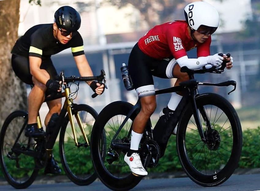 Contoh time trial road bike adalah sepeda aero yang lebih advans. Tipe sepeda ini sangat cepat di lintasan lurus untuk memburu waktu terbaik. (Foto: Istimewa)