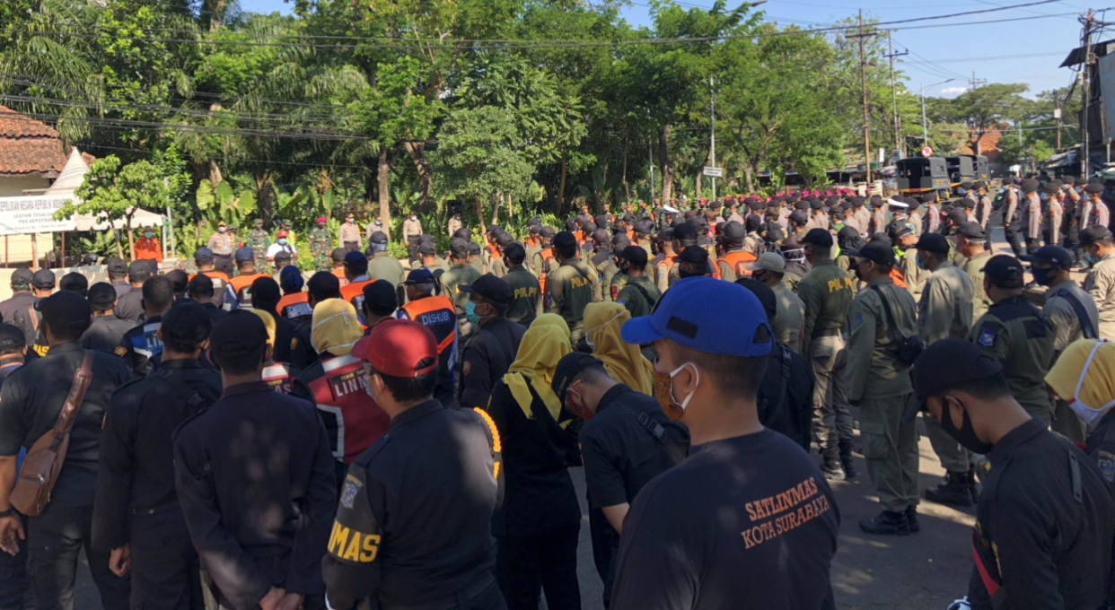 Ratusan petugas gabungan dipersiapkan untuk menjaga proses sterilisasi Pasar Keputran. (Foto: Andhi Dwi/Ngopibareng.id)