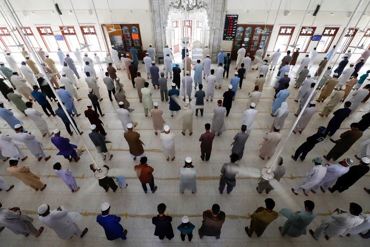 Salat jamaah dengan protokol kesehatan. (Foto: Istimewa)