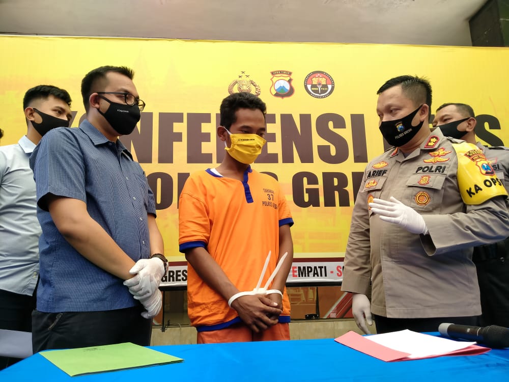 Kapolres Gresik AKBP Arief Fitrianto saat menginterogasi Dayat, selaku tersangka pembunuhan dengan didampingi Kasat Reskrim AKP Bayu Febrianto Prayoga. (Foto: Azharil Farich/ngopibareng.id)