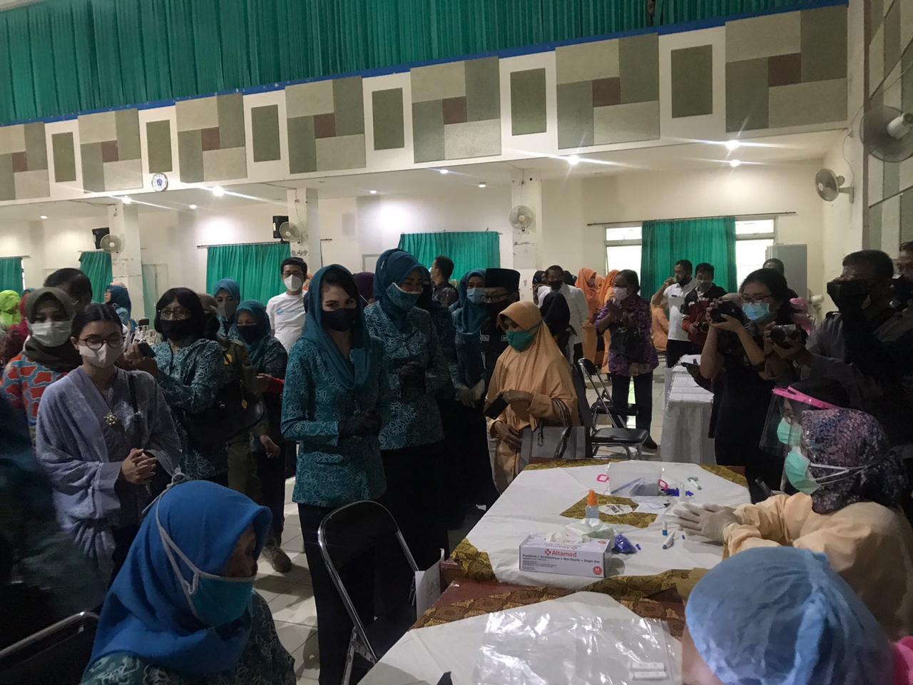 Proses rapid test Tim Penggerak (PKK) Kota Malang di Gedung Kartini (Foto: Lalu Theo/ngopibareng.id)