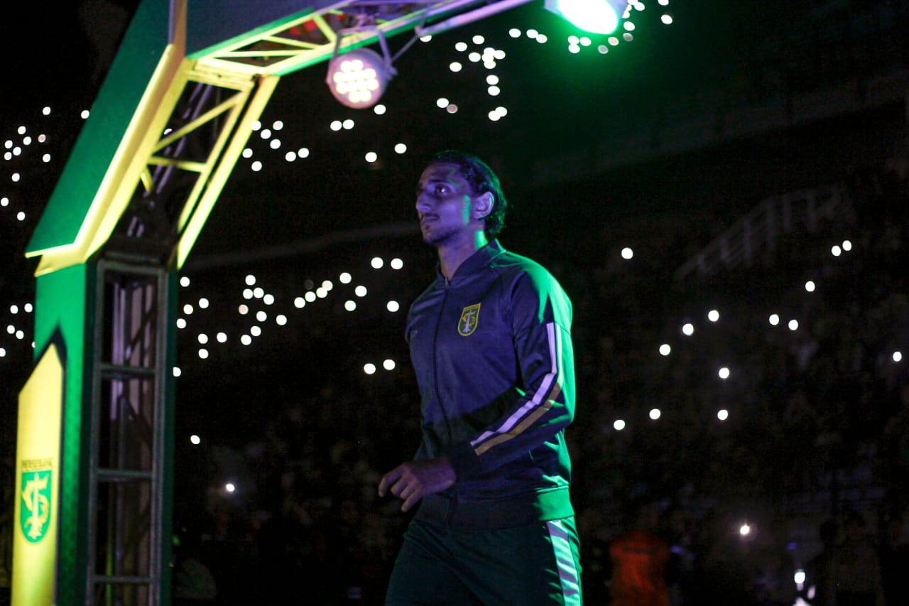 Pemain Persebaya, Mahmoud Eid ketika diperkenalkan tim di hadapan suporter di Stadion Gelora Bung Tomo, Surabaya. (Foto: Fariz Yarbo/Ngopibareng.id)