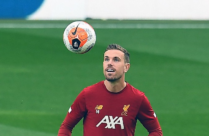 Kapten Liverpool, Jordan Henderson, merasa terhormat karena akan menerima trofi dari tangan legenda besar Liverpool, Kenny Daglish. (Foto: Twitter/@LFC)