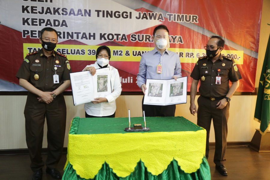  Proses penyerahan aset dilakukan di Kantor Kejati Jatim, Selasa 21 Juli 2020. (Foto: humas.surabaya.go.id)