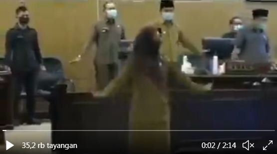 Video goyang penguin DPRD Sdioarjo yang viral di media sosial. (Twitter @qonita_mumtazah)