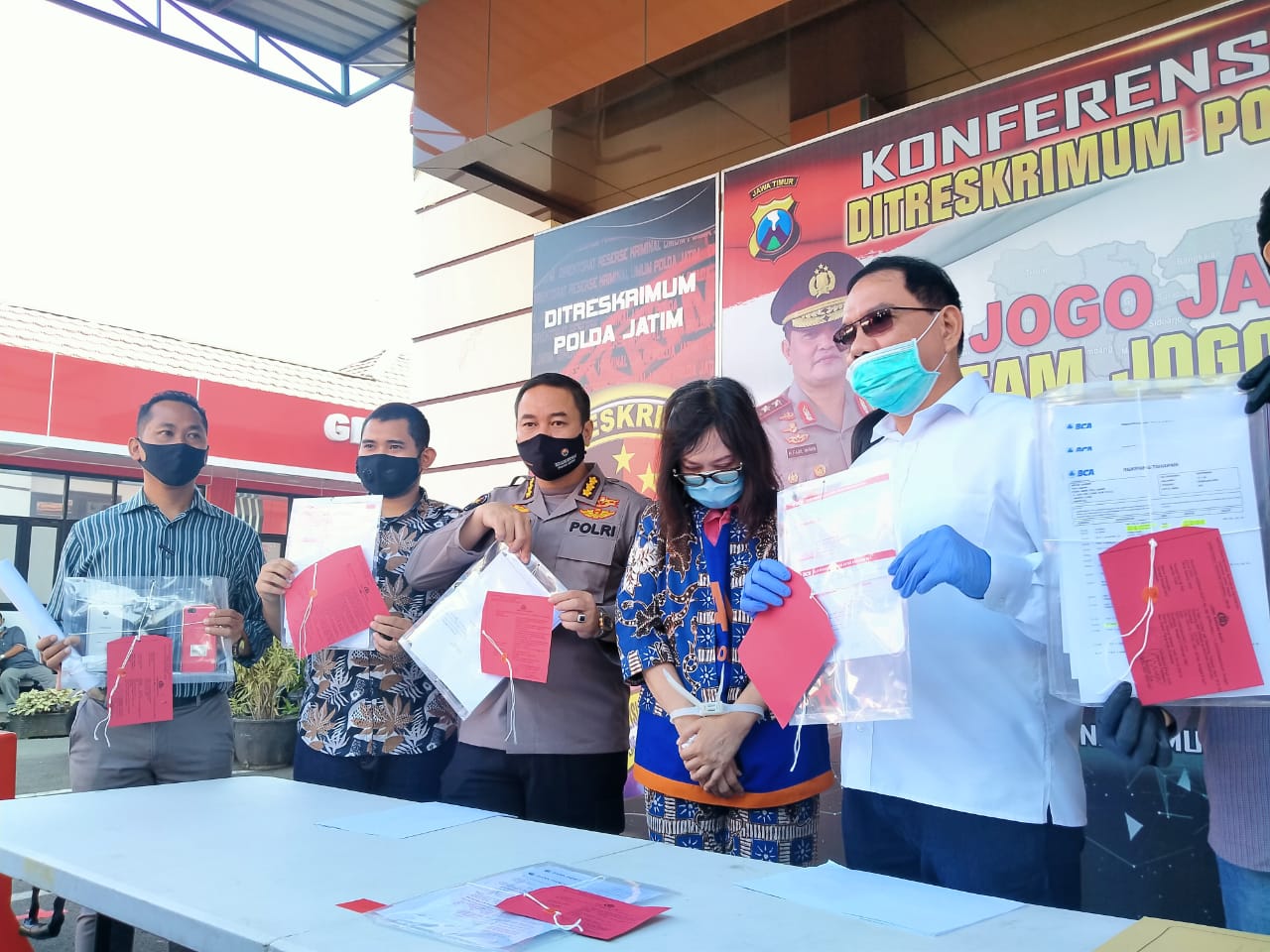 Direktur Ditreskrimum Polda Jatim, Kombes Pol R Pitra Andrias Ratulangi menunjukkan tersangka dan barang bukti di Mapolda Jatim, Surabay, Kamis 23 Juli 2020. (Foto: Fariz Yarbo/Ngopibareng.id)