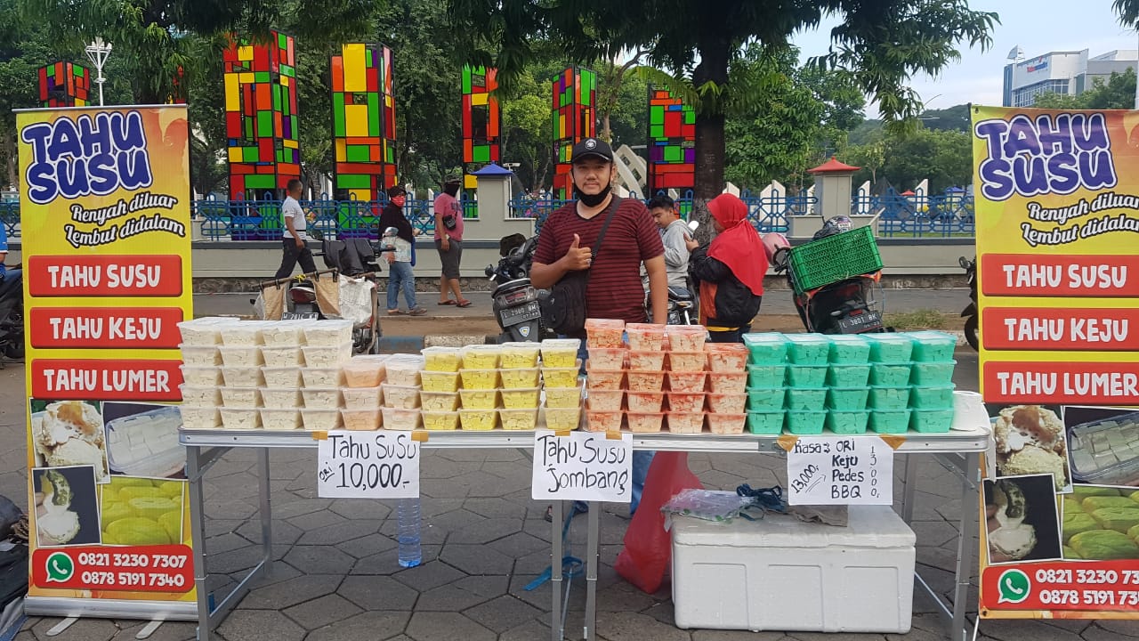 Tahu susu Jombang aneka rasa di lapak Suwandhi. (Foto: M.Rizki/Ngopibareng.id)