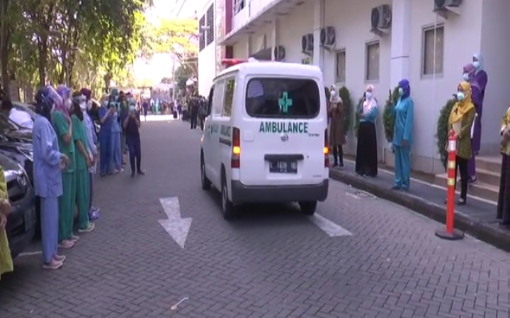 Proses pelepasan jenazah perawat RS Unair yang meninggal pada Kamis, 23 Juli 2020. (Foto: Pita Sari/Ngopibareng.id)