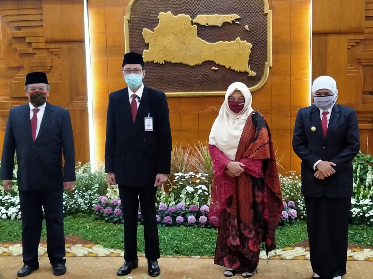 Dirut Utama Bank Jatim yang baru, Busrul Iman (dua dari kiri) berfoto bersama dengan Gubernur Jatim, Khofifah Indar Parawansa, dan Ketua DPRD Jatim Kusnadi usai pelatinkan di Gedung Negara Grahadi, Surabaya, Kamis 23 Juli 2020. (Foto: Fariz Yarbo/Ngopibareng.id)