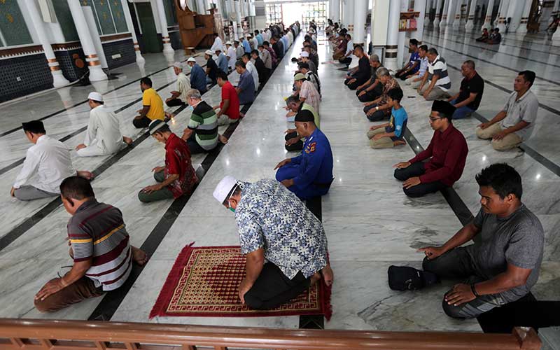 Shalat berjamaah dalam protokol kesehatan. (Foto: Istimewa)