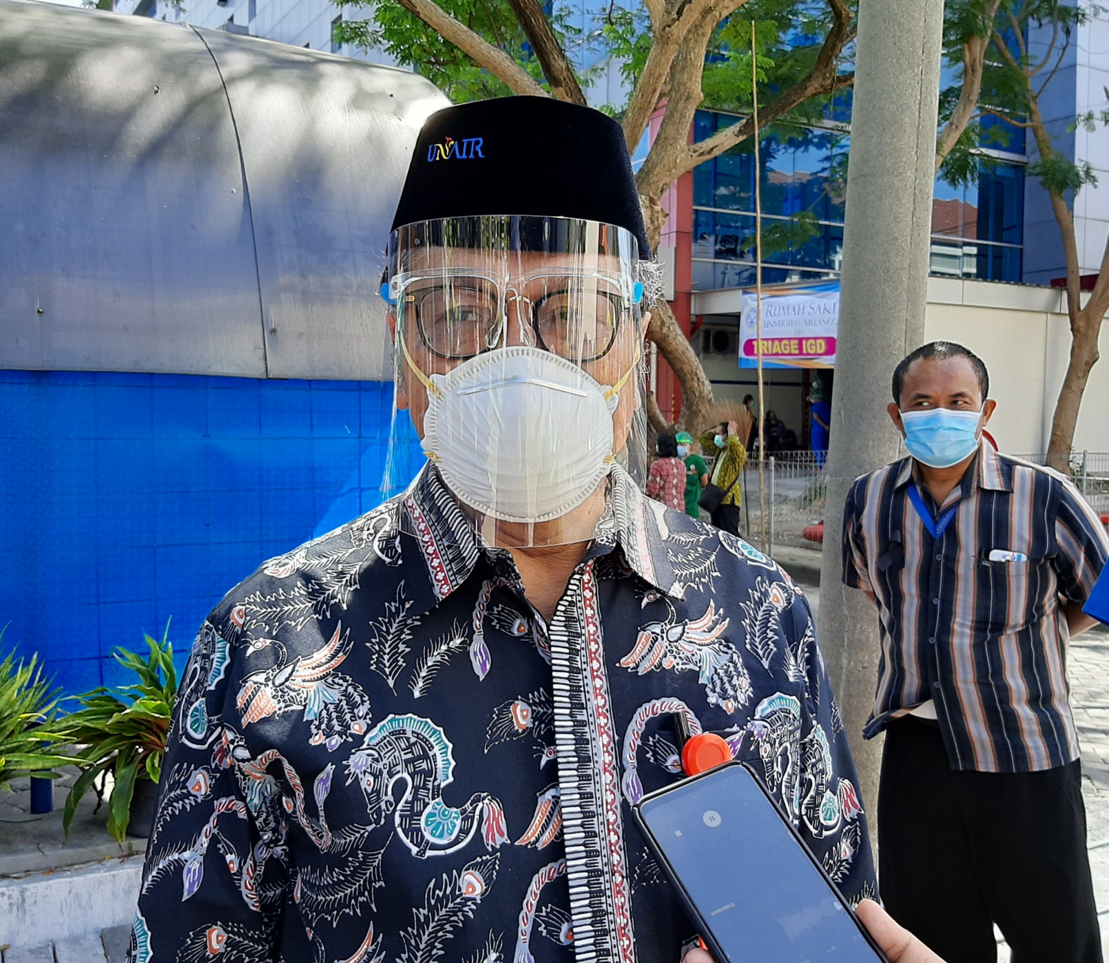 Direktur RS Unair Prof. Dr. Nasronudin, dr., Sp.PD, K-PTI, FINASIM  saat ditemui di upacara pelepasan tenaga kesehatan atau nakes. (Foto: Pita Sari/Ngopibareng.id)