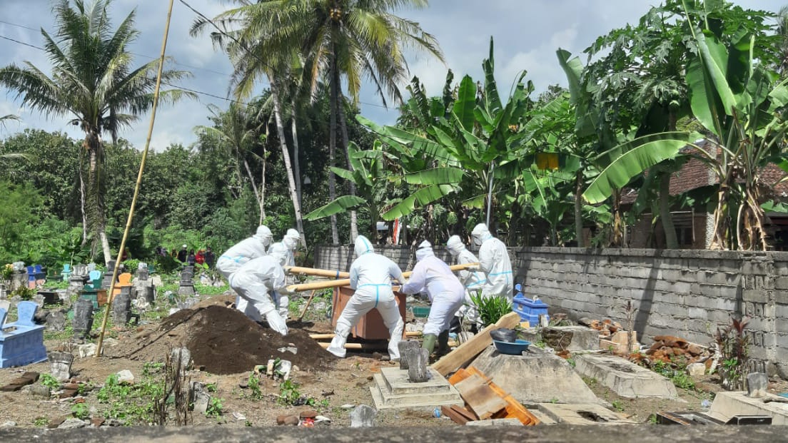 Proses pemakaman suspect covid-19 dilakukan secara protokol covid-19. (Foto: Istimewa)