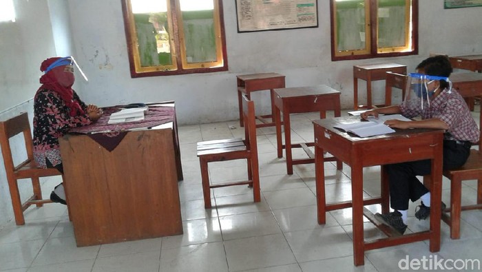 Viral pelajar SMP di Rembang terpaksa ke sekolah akibat tak punya HP. (Foto: Istimewa)