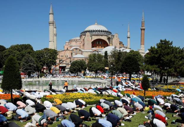Jumatan bersejarah, kali pertama di Hagia Sophia, 24 Juli 2020 dengan jamaah membeludak hingga ke jalan. (Foto: Istimewa)