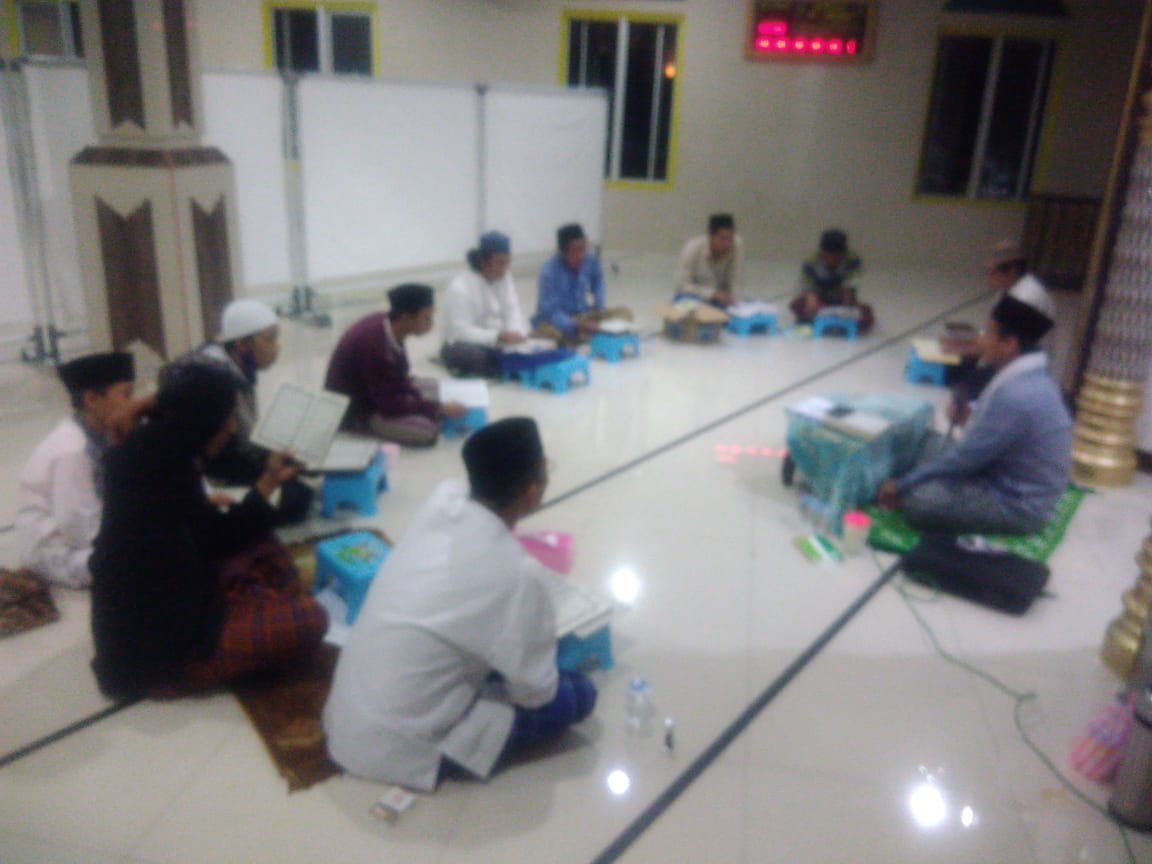 Ustadz Abduh dengan sabar memandu proses belajar para santrinya di Majelis Taklim Mushala Assalam, Kebun Jeruk, Jakarta Barat. (Foto: Asmanu Sudharso/Ngopibareng.id)