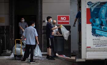 Staf Konsulat China di Houston, AS, meninggalkan gedung konsulat hari Jumat kemarin. (Foto:UnitedStatesNews)