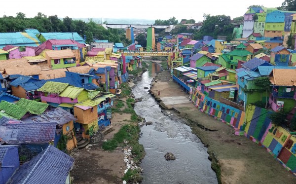 Aliran Sungai Brantas di Kampung Warna-Warni, Jodipan, Kota Malang. (Foto: Lalu Theo/Ngopibareng.id)