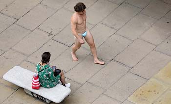 Seorang pria tanpa busana berjalan di Oxford Street London, hanya dengan masker menutup bagian bawahnya. (Foto:Reuters)