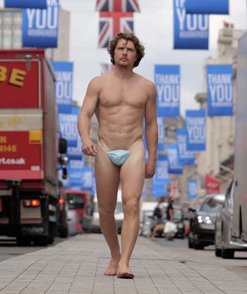 Seorang pria diketahui bernama Tim Shieff, tanpa busana berjalan di Oxford Street London, hanya dengan masker menutup bagian bawahnya. (Foto:MailOnline)