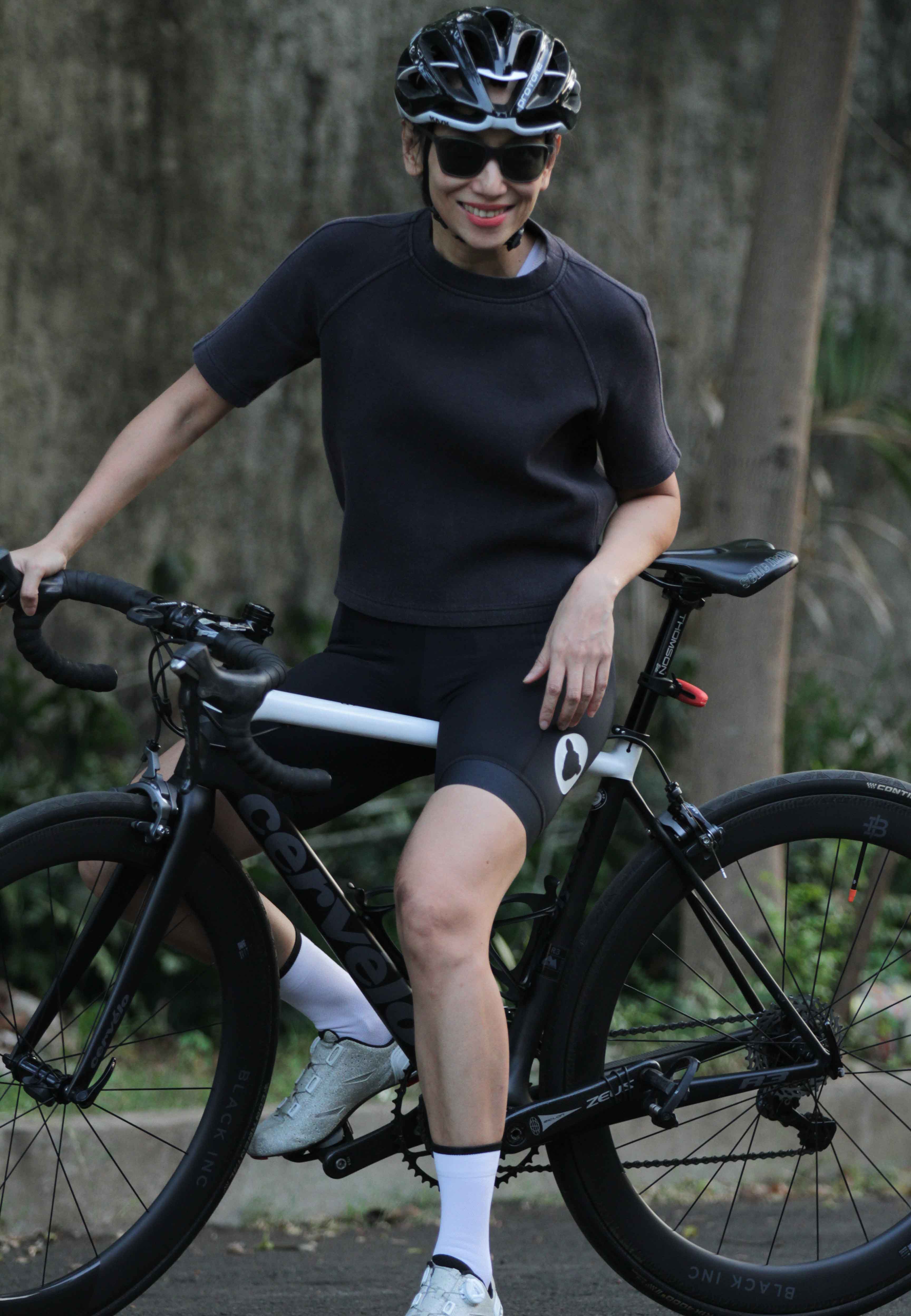 Misty paling suka gowes dengan kaus t-shirt