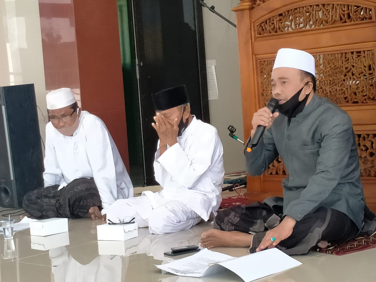 Ketua Umum MUI Kota Probolinggo, KH Nizar Irsyad (kanan). (foto: Ikhsan Mahmudi/ngopibareng.id)