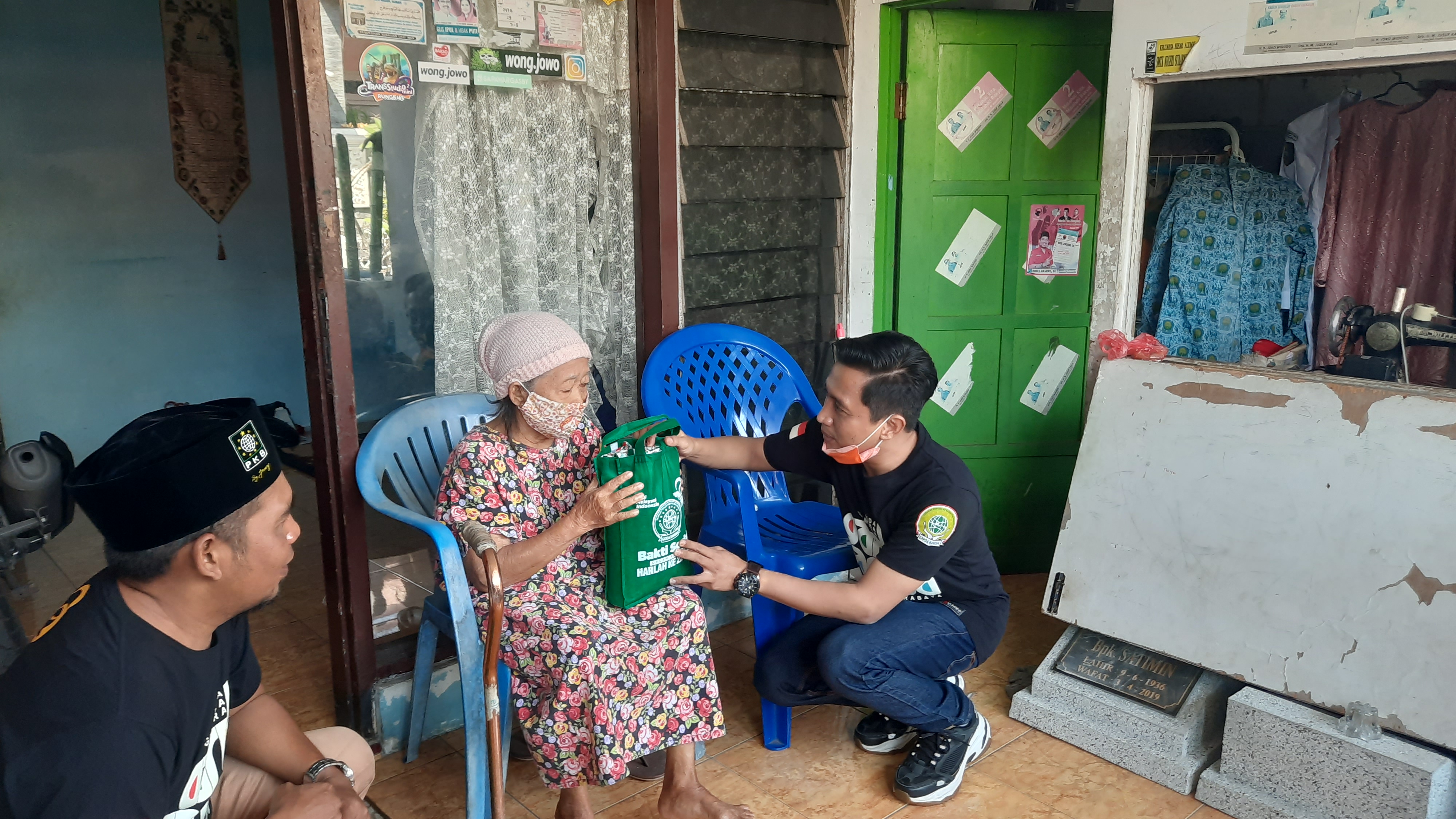 Mahfudz saat melakukan baksos di rumahnya. (Foto: Alief Sambogo/ngopibareng.id)