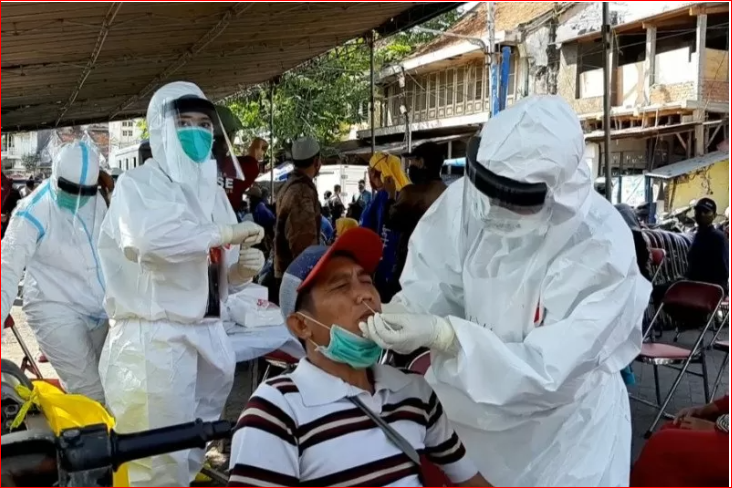 Sejumlah pedagang mengikuti rapid test dan swab yang digelar Pemkot Surabaya di Pasar Pabean dan Jalan Panggung, Kota Surabaya, Jatim, pada Sabtu 25 Juli 2020. (Foto: Humas Pemkot Surabaya)