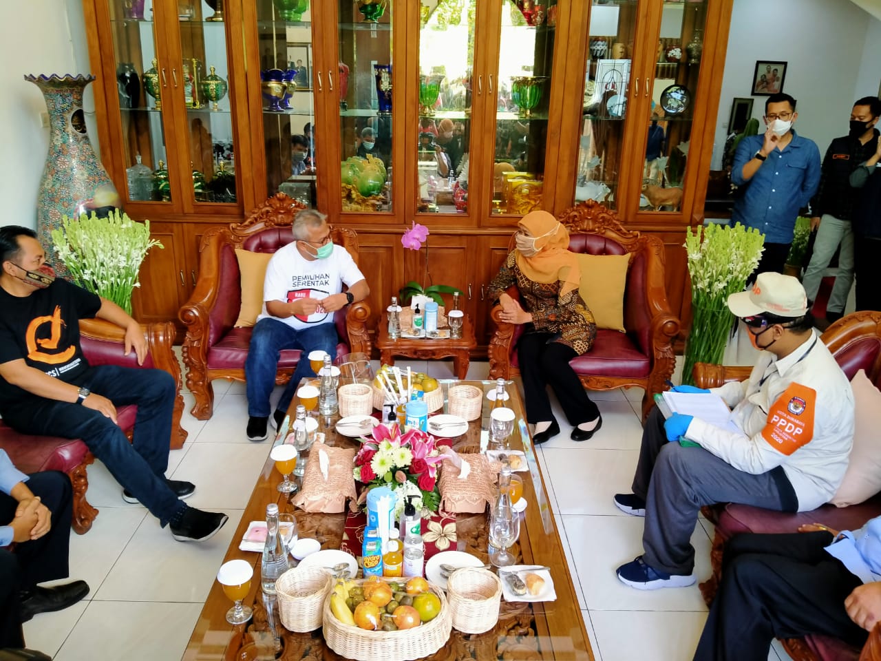 Ketua KPU RI, Arief Budiman ketika memantau pelaksanaan Coklit di kediaman Gubernur Jatim, Khofifah Indar Parawansa, di kawasan Jemursari, Surabaya, Minggu 26 Juli 2020. (Foto: Fariz Yarbo/Ngopibareng.id)