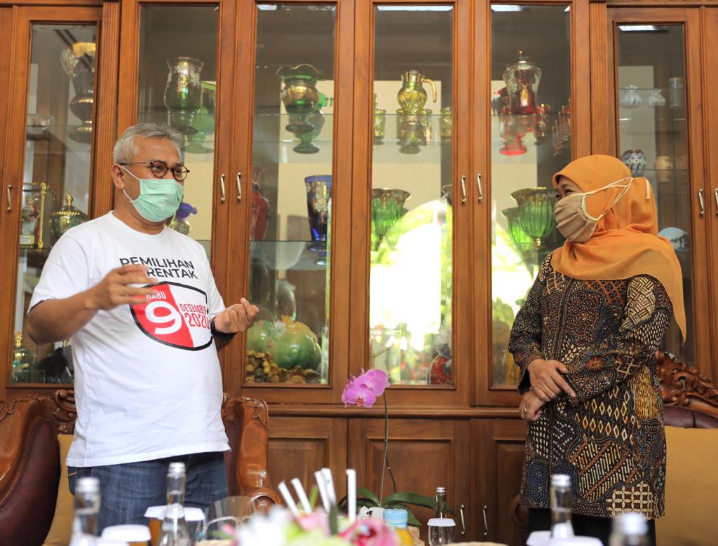 Ketua KPU RI, Arief Budiman ketika memantau pelaksanaan Coklit di kediaman Gubernur Jatim, Khofifah Indar Parawansa, di kawasan Jemursari, Surabaya, Minggu 26 Juli 2020. (Foto: Fariz Yarbo/Ngopubareng.id) 