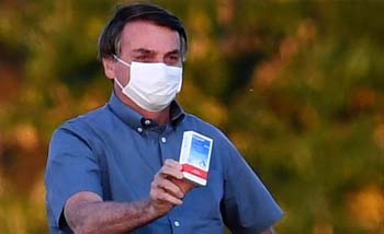 Presiden Brazil Jair Bolsonaro  munculdengan membawa kotak hydroxychloroquineobat anti malaria, Sabtu kemarin. (Foto:CGTNcom)