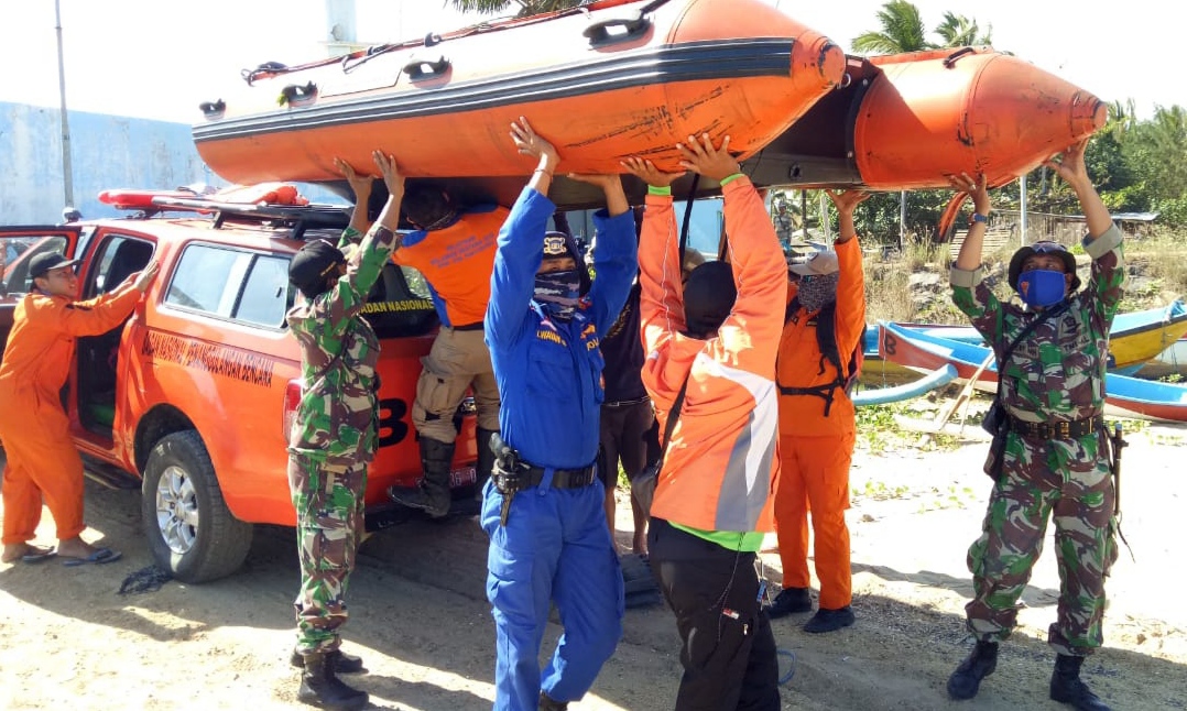 Petugas SAR Gabungan bersiap melakukan penyisiran untuk mencari pemancing yang hilang (foto:istimewa)  