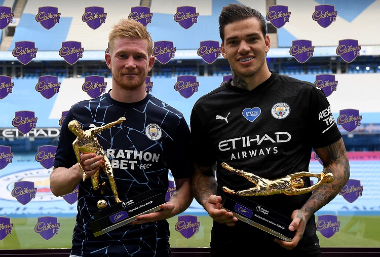 Ederson Moraes (kanan) raih Golden Glove sebagai Kiper Terbaik, dan Kevin De Bruyne Playmaker Liga Inggris 2019-2020. (Foto: Twitter Premier League)