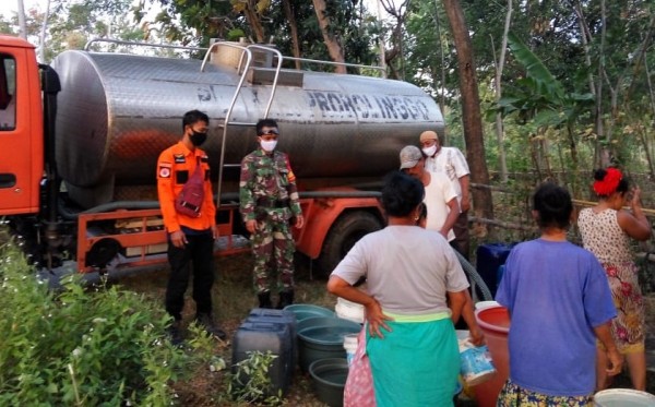 BPBD Kabupaten Probolinggo mendistribusikan air bersih di Desa Jurangjero, Kecamatan Gading. (Foto: Ikhsan Mahmudi/ngopibareng.id)