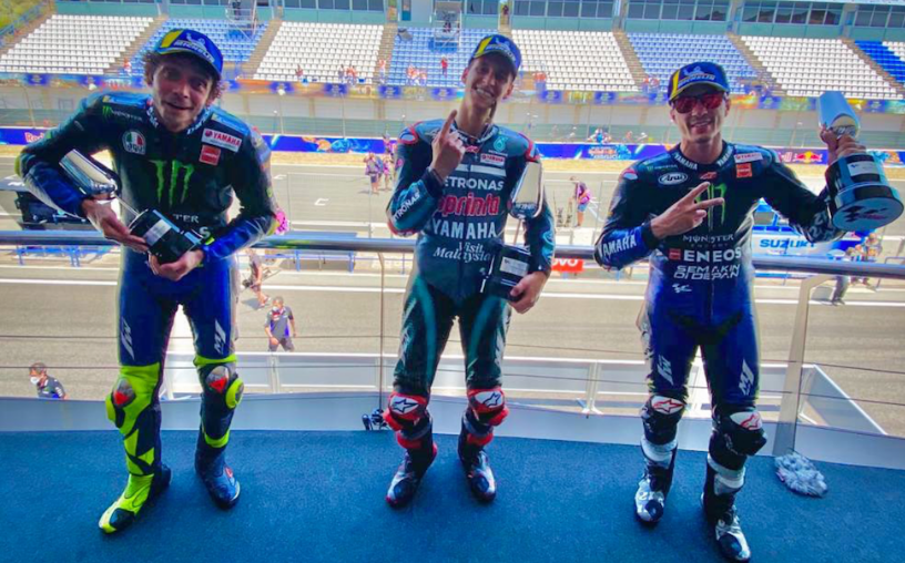 Fabio Quartararo (tengah) diapit Maverick Vinales dan Valentino Rossi di podium MotoGP Andalusia 2020, Sirkuit Jerez, Minggu 26 Juli 2020. (Foto: Twitter @motoGP)