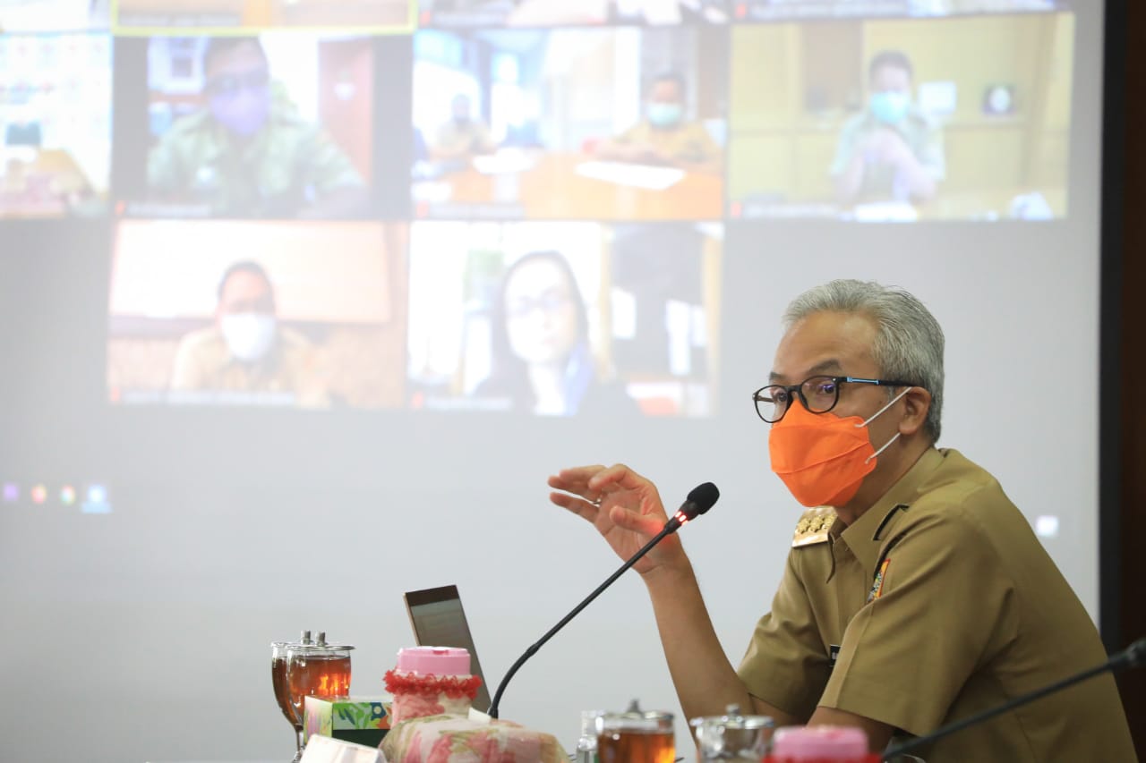 Gubernur Ganjar Pranowo memimpin Rapat Penanganan COVID-19 di Ruang Rapat Gd A Lantai 2. Senin, 27 Juli 2020. (Foto: Ist/Ngopibareng.id)