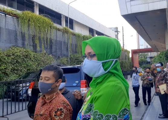 Bupati Jember Faida, saat sedang menunggu mobil dinasnya. (Foto:Pita Sari/Ngopibareng.id)