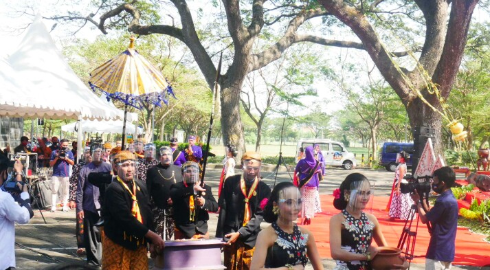 Prosesi ritual Manusuk Sima (Fendi Plesmana/Ngopibareng.id)